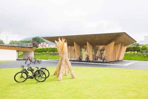 「サイクリングセンター」の建材には茅も使った（写真：GREENable HIRUZEN オープン記念式典）