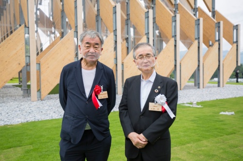 風の葉の前に立つ太田市長と隈氏（写真：GREENable HIRUZEN オープン記念式典）