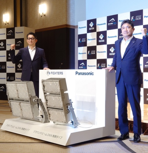 ファイターズ スポーツ&エンターテイメントとパナソニックの幹部がそろって会見した(写真:日経クロステック)