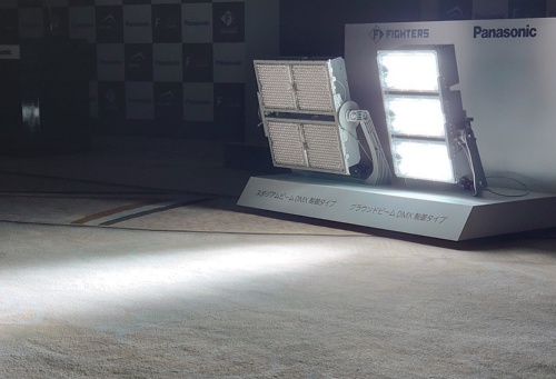 導入する2種類のLED投光器。左が2kW相当、右が1kW相当。21年秋にパナソニックが発売した新製品だ。LEDは省エネで長寿命なだけでなく、瞬時に点灯するので光の演出にも向く。会見では実際に点灯してみせた(写真:日経クロステック)