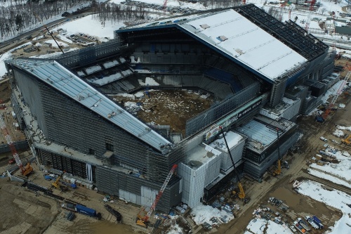 22年3月時点の建設現場。奥がホームベース側（固定屋根側）で、手前が外野側（ガラスウオール側）。奥側から屋根がスライドしてきて閉まる。新球場はセンター方向がガラス張りになっており、球場内から外が見える斬新なつくりになっている。22年6月末時点では施工の進捗が約86％まで来ている（写真：大林組）