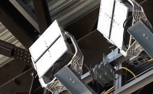 設置したLED投光器。地震発生時の落下や破損の事前検証は必須だ(写真:パナソニック)