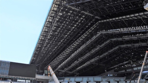 固定屋根側に設置したLED投光器を見上げる(写真:パナソニック)