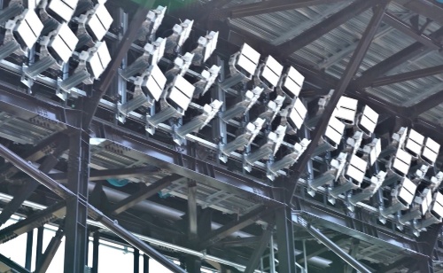 LED投光器の向きがバラバラなのは、照射方向を分散させて光の重なりを減らすためだ。向きをそろえた方が見た目は美しいが光の「塊」ができやすくなり、まぶしさが増大する(写真:パナソニック)