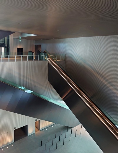 3階を飛び越えて4階に続く。3階は収蔵庫になっている(写真:日経クロステック)