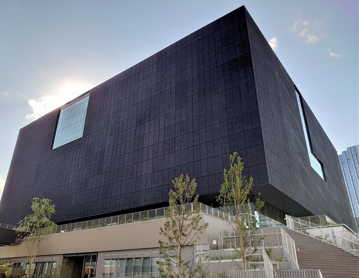 真っ黒な四角い建物。黒い箱が浮いているように見える。黒い外壁の表面は凹凸があり、ざらついている（写真：日経クロステック）