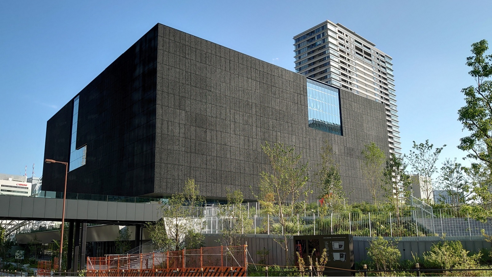 22年2月開館の「大阪中之島美術館」、黒色の箱状外観と光差し込む内部