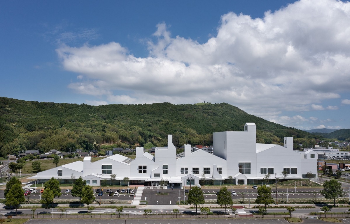 2021年4月に開館した「マルホンまきあーとテラス」。設計は藤本壮介建築設計事務所。建物の手前が南、奥が北になる（写真：吉田 誠）