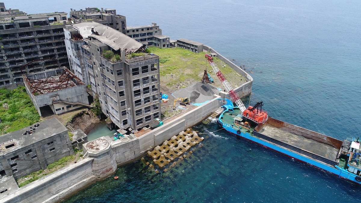 軍艦島は台風の脅威にさらされている。老朽化も深刻だ。写真は2017年の補修工事の様子（写真：出水 享）