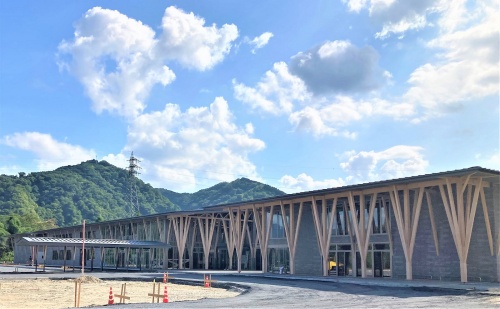 2022年7月に竣工した「茨城県大子町新庁舎」。木造2階建ての横長な施設だ。3棟の建物が横並びになっている（写真：日経クロステック）