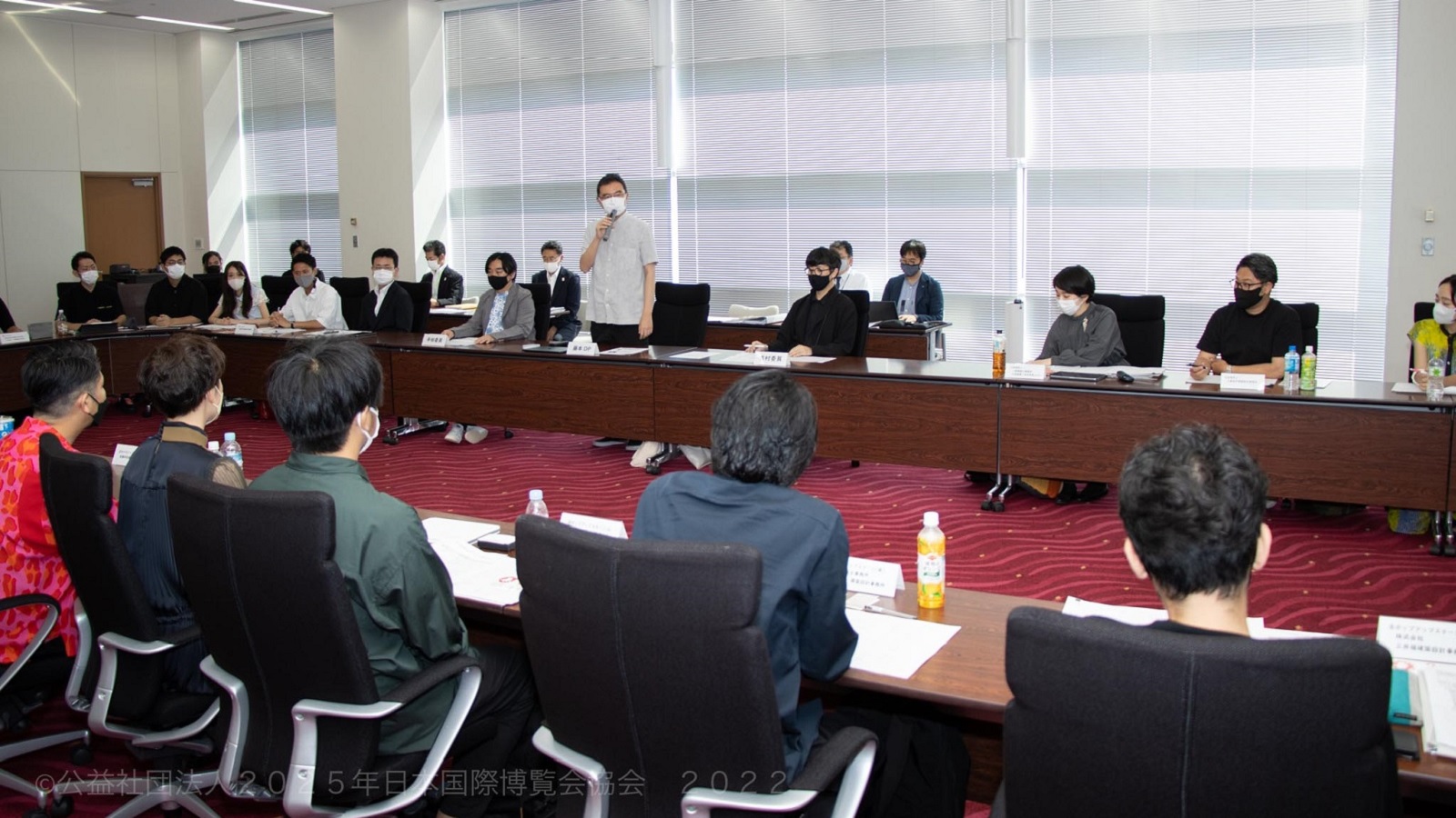 750個の石をネックレスのようにつるす万博休憩所、若手20組の1組である
