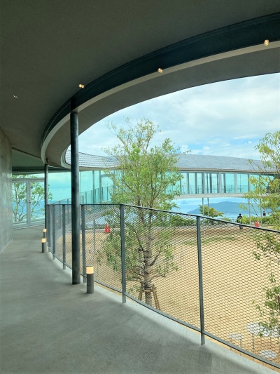 左手がカフェで、その先が記事の冒頭で紹介した展望スペース(写真:日経クロステック)