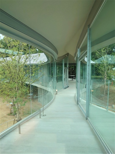 カフェを過ぎて展望スペース(右側)に続く(写真:日経クロステック)