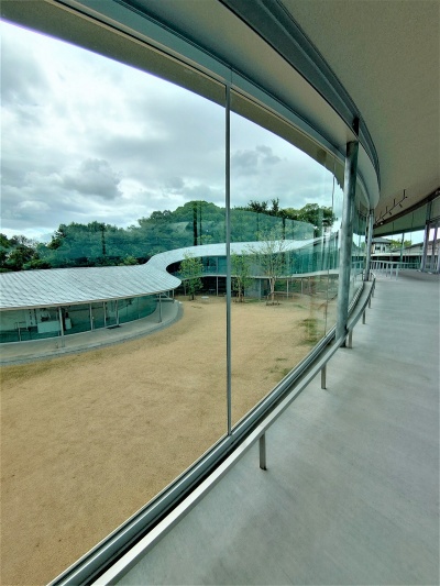 展望スペースから、今度はスロープを下る。施設の反対側がよく見える(写真:日経クロステック)