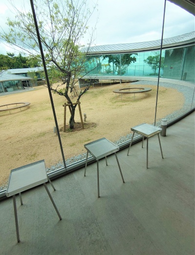 22年秋に施設内に完成する予定の「パノラマ展示室」付近。屋島の戦いを題材にした、幅40mの巨大壁画とジオラマを配置する予定だ。施設内の椅子はオリジナル(写真:日経クロステック)