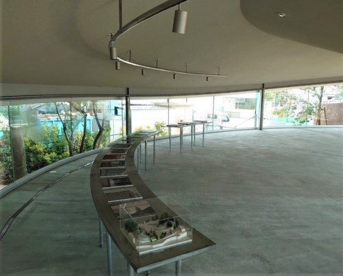 ローカル展示スペース。オープン時には施工図や工事中の写真などを展示している。今後はアートなども展示していく計画だ(写真:日経クロステック)