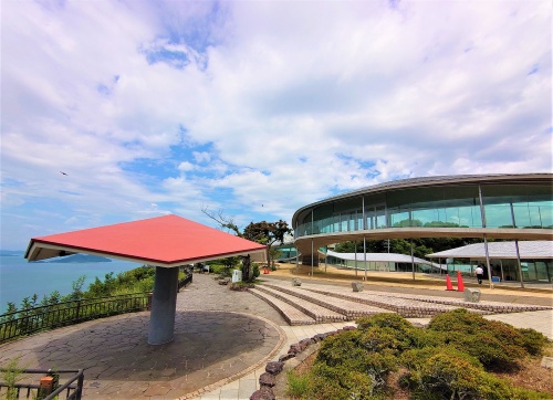 高松市屋島東町に2022年8月5月にオープンした展望施設「高松市屋島山上交流拠点施設」(愛称はやしまーる、右の建物)。眼下に瀬戸内海の絶景が広がる屋島の山上に立つ(写真:日経クロステック)