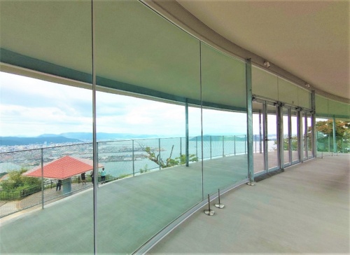 やしまーるの西側にある展望スペースから、瀬戸内海や高松の市街地を見下ろす。高さは7.71m(写真:日経クロステック)