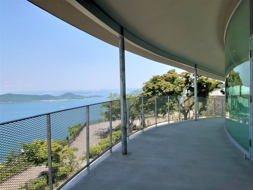 展望スペースの外に出て、瀬戸内海の島々を眺める(写真:日経クロステック)