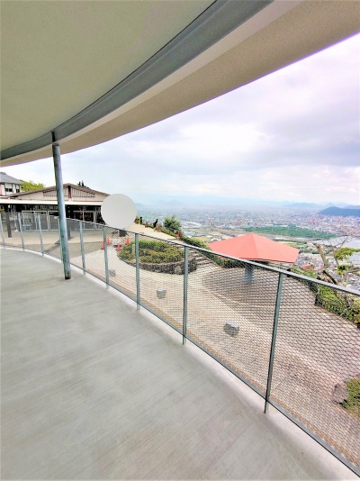 展望スペースから市街地の方向を見る(写真:日経クロステック)