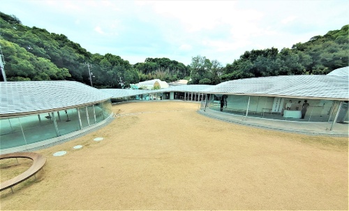 施設中央のエントランス広場から東側を見る。一番奥に見えるのは、隣にある「新屋島水族館」(写真:日経クロステック)