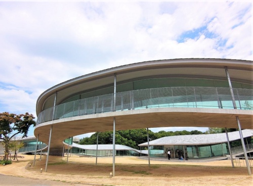 西側の展望スペースがある場所。細い柱で回廊を浮かしている。敷地的にも建物の高さも一番高い場所に当たる。その先に見えるのがメインエントランス(写真:日経クロステック)