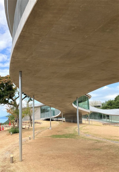 展望スペースの下は通り抜けられる。回廊を真下から見上げると迫力がある。日差しや雨をしのげる場所にもなる(写真:日経クロステック)