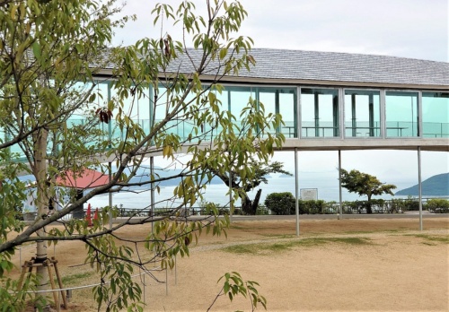 エントランス広場から展望スペースを見る(写真:日経クロステック)