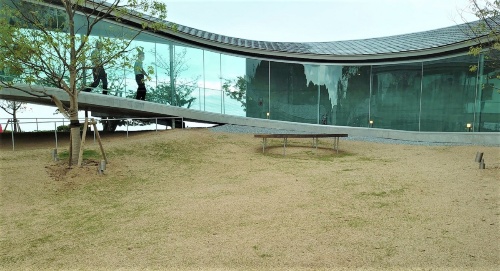 展望スペースからパノラマ展示室に続く回廊の辺りから、施設が地面に接するつくりになっている(写真:日経クロステック)