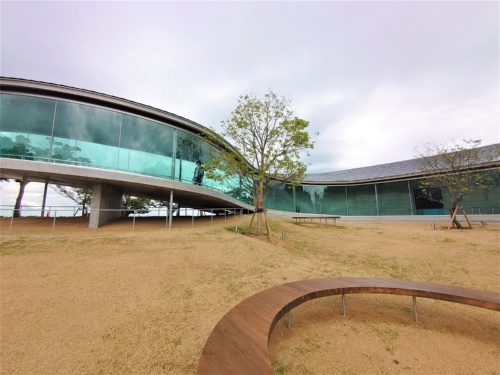 広場には様々な形のベンチや椅子を置いた(写真:日経クロステック)