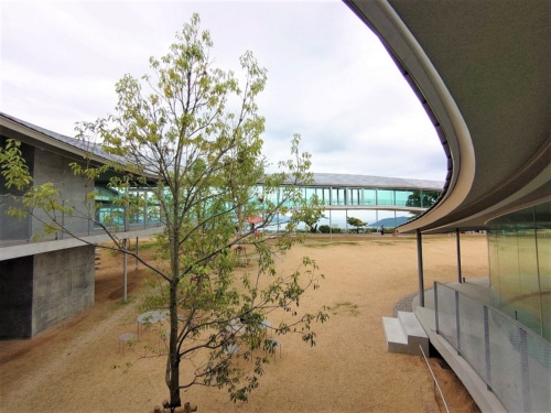 エントランス広場から展望スペース下の空間越しに視線が抜け、瀬戸内海が見える(写真:日経クロステック)