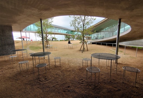 浮かした回廊の下は、穴蔵のような休憩スペースにもなる(写真:日経クロステック)