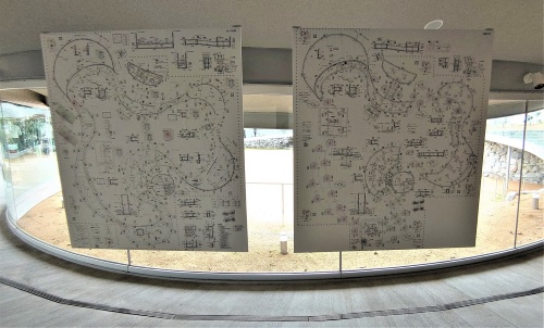 内部に展示されていた施工図。敷地は国の史跡および天然記念物の指定を受けている場所なので、施工には様々な制約や苦労があった(写真:日経クロステック)