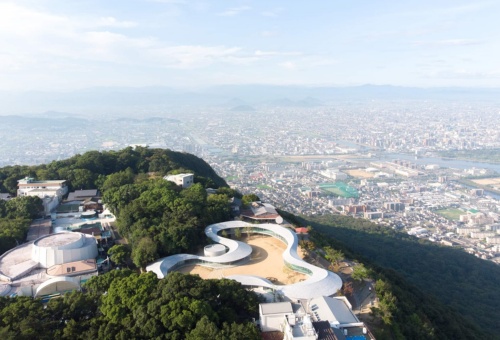 屋島上空から見たやしまーると、眼下に広がる高松市街地（写真：SUO）
