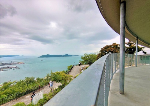 半屋外の展望スペースに出ると、瀬戸内海の島々を見渡せる(写真:日経クロステック)