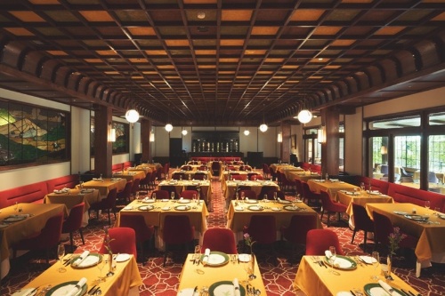 再開したメインダイニングルーム。ステンドグラス(写真左手)や格天井デザイン(写真上)はそのまま(写真:万平ホテル)