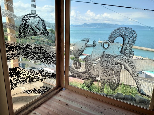 タコ漁が盛んな男木島を象徴するタコの絵も、形を工夫している。眼下の港には大きなタコつぼの作品もある（写真：日経クロステック）