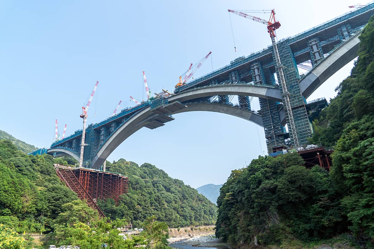 新東名、閉合間近の国内最大級バランスドアーチ橋 最後の未開通区間で