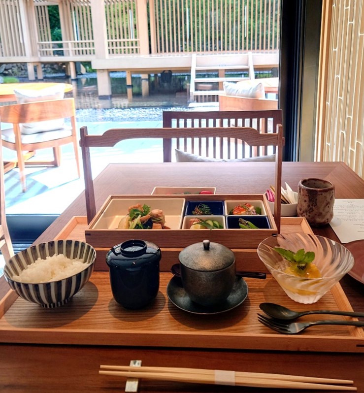 能舞台を眺めながら食事ができるダイニング。宿泊者の目線が市街地側ではなく、山側を向くようにした典型的な場所と言える（写真：日経クロステック）