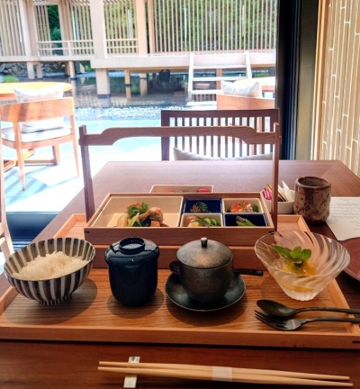 能舞台を眺めながら食事ができるダイニング。宿泊者の目線が市街地側ではなく、山側を向くようにした典型的な場所と言える(写真:日経クロステック)