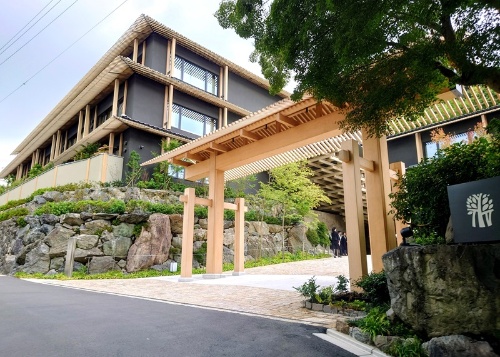 ホテルの正門。急な坂道を上った場所にある(写真:日経クロステック)