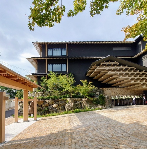 車寄せから見たホテル(写真:日経クロステック)