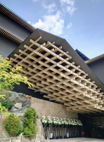 ホテルのシンボルとなる正面玄関から延びる大ひさし(写真:日経クロステック)