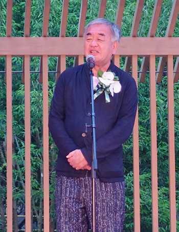 「デザインアーキテクト」として建築デザインを監修した隈研吾氏(写真:日経クロステック)