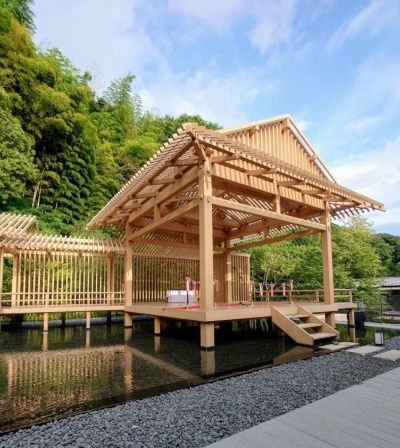 荒れ果てていた竹林を再整備し、そのすぐ手前に市内のホテルでは唯一の能舞台(Noh Stage)を設置した。建物には屋根や壁がなく、能舞台が背後の竹林や空と一体になるように設計している(写真:日経クロステック)