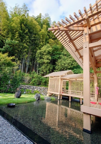 能舞台が水盤の上に立つのは珍しい。山中の水面に能舞台が浮いているような幻想的な雰囲気を醸し出している。写真左手は能舞台の一部である「橋掛かり」(写真:日経クロステック)