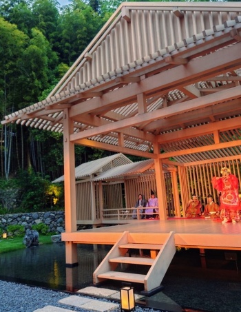 オープニング式典では能舞台で雅楽が披露された。背後に竹林が見える(写真:日経クロステック)