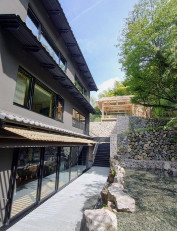 ホテルの敷地は斜面地で約12mの高低差がある。屋外にある能舞台は敷地の3階レベルに位置する(写真:日経クロステック)