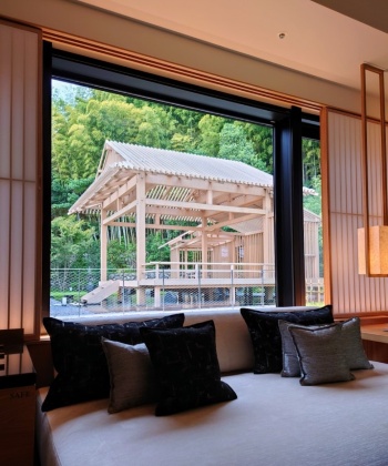 能舞台を間近に望む客室も用意した(写真:日経クロステック)