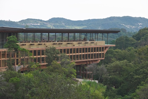 禅体験などができる宿泊施設「禅坊 靖寧(ぜんぼう せいねい)」。発注者はパソナグループだ。同社はオーシャンビューを楽しめるホテル「望楼 青海波」やアニメの世界を体感できるテーマパーク「ニジゲンノモリ」など、兵庫県淡路島に宿泊施設や観光施設を次々展開している(写真:生田 将人)